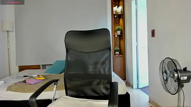 Snapshot of Ivaannaa_ chatting on 02-23-25, 11:55 Ivaannaa online show from 02-23-25, 11:55