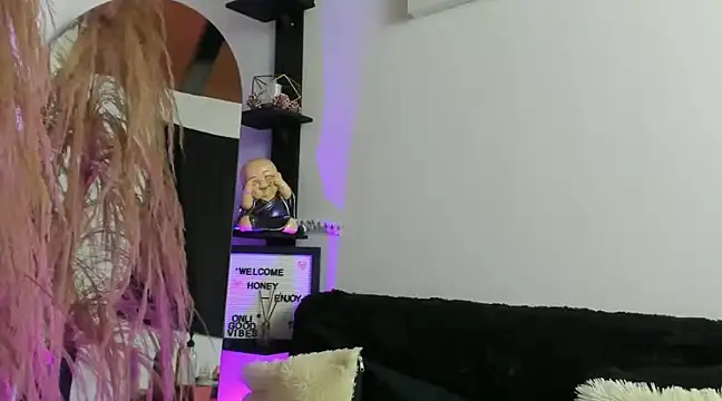 Snapshot of MarianaZapataa chatting on 03-21-25, 12:07 MarianaZapataa online show from 03-21-25, 12:07