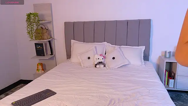 Snapshot of zarahCute chatting on 11-22-25, 11:59 zarahCute online show from 11-22-25, 11:59