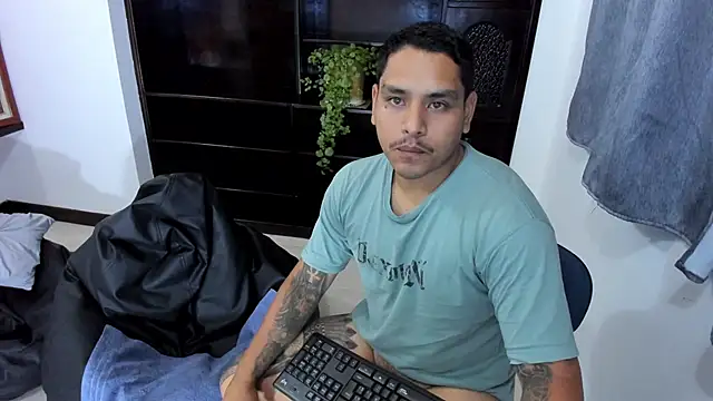 Snapshot of maxflurry_ chatting on 03-22-25, 06:43 maxflurry  online show from 03-22-25, 06:43