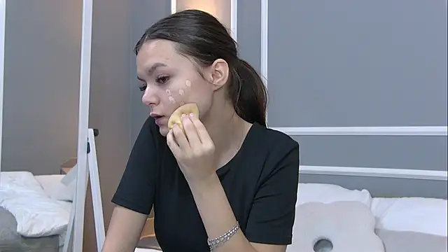 AsterQuinn online show from 10-25-25, 03:40