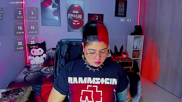 Snapshot of Veronika_metal chatting on 10-20-25, 07:53 Veronika metal online show from 10-20-25, 07:53