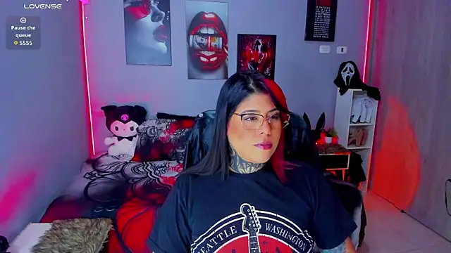 Snapshot of Veronika_metal chatting on 10-24-25, 05:15 Veronika metal online show from 10-24-25, 05:15