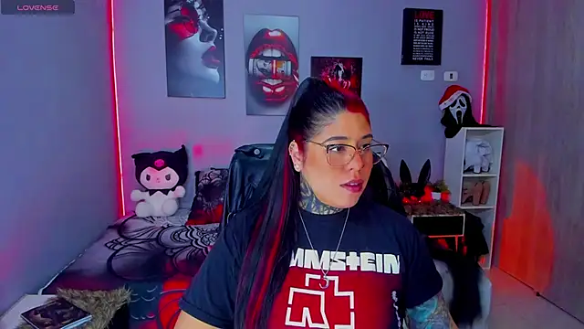 Snapshot of Veronika_metal chatting on 11-25-25, 04:01 Veronika metal online show from 11-25-25, 04:01