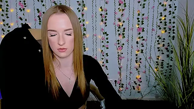 Snapshot of doll_vey chatting on 03-09-25, 12:42 doll vey online show from 03-09-25, 12:42