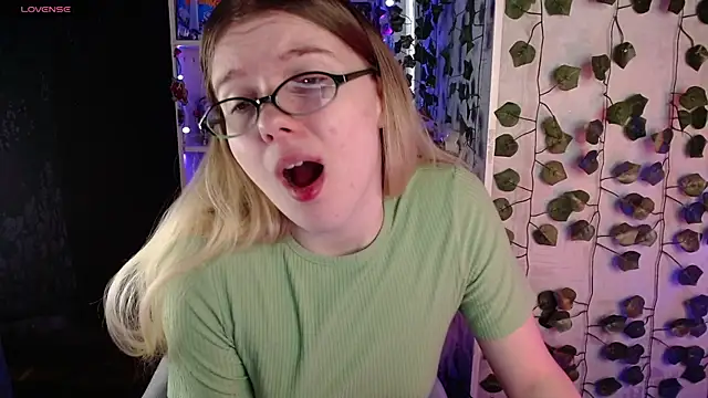 Strawberry juli online show from 03-12-25, 10:05