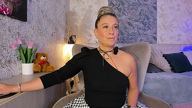 Liannaa  online show from 02-02-26, 07:34