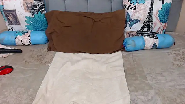 Snapshot of ChocolateClit chatting on 12-15-25, 07:29 ChocolateClit online show from 12-15-25, 07:29