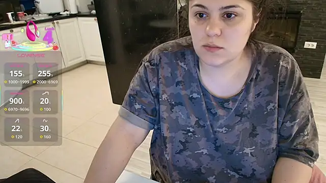 Snapshot of Layla- chatting on 01-18-26, 02:21 Layla- online show from 01-18-26, 02:21