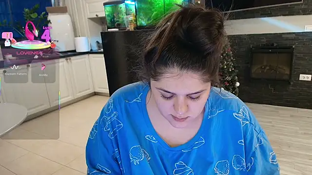 Snapshot of Layla- chatting on 02-27-26, 01:44 Layla- online show from 02-27-26, 01:44