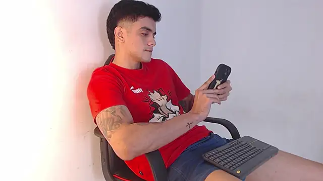 Snapshot of adam_levis17 chatting on 10-27-25, 07:12 adam levis17 online show from 10-27-25, 07:12