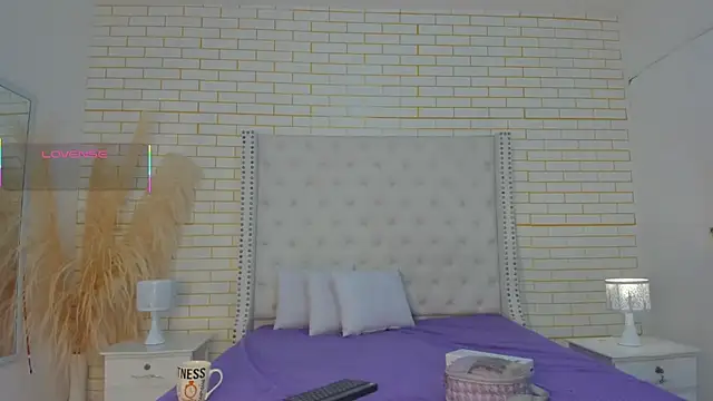 Snapshot of Emilly_wilson_ chatting on 10-10-25, 11:53 Emilly wilson online show from 10-10-25, 11:53