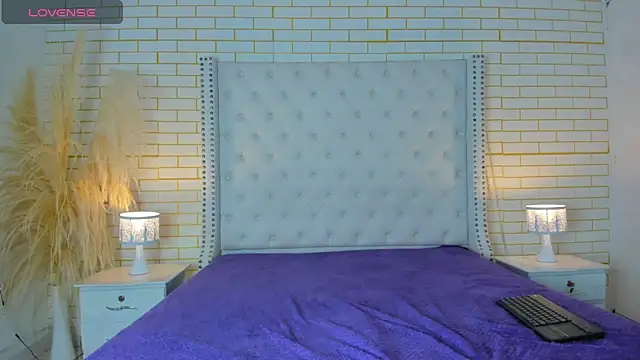 Snapshot of Emilly_wilson_ chatting on 11-04-25, 12:15 Emilly wilson online show from 11-04-25, 12:15