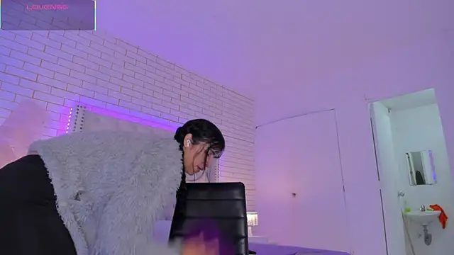 Snapshot of Emilly_wilson_ chatting on 11-08-25, 12:27 Emilly wilson online show from 11-08-25, 12:27