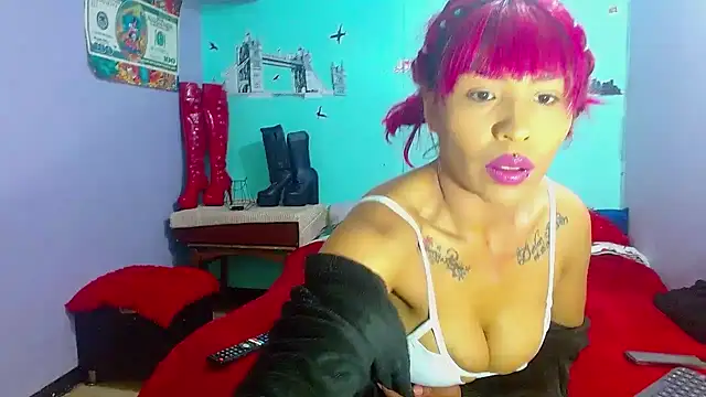 Snapshot of millygrey chatting on 10-10-25, 03:22 millygrey online show from 10-10-25, 03:22