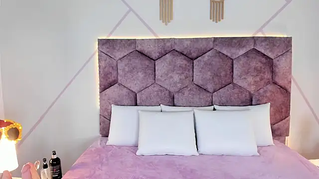 aurora collinss  online show from 10-23-25, 12:04