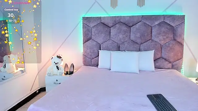 aurora collinss  online show from 12-19-25, 01:07