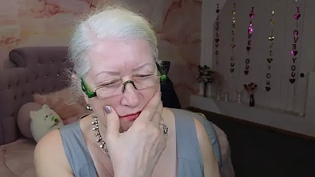 Snapshot of Maya_Mayflower chatting on 03-22-25, 12:25 Maya Mayflower online show from 03-22-25, 12:25