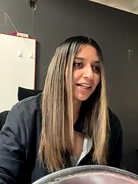 Isabella Varella online show from 11-21-25, 12:37