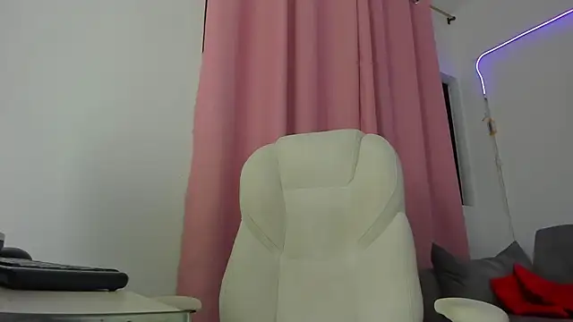 Snapshot of gaaby_foxx chatting on 09-29-25, 01:27 gaaby foxx online show from 09-29-25, 01:27