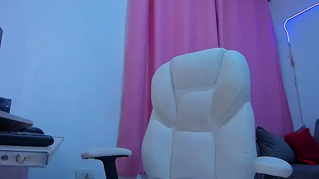 Snapshot of gaaby_foxx chatting on 10-04-25, 01:53 gaaby foxx online show from 10-04-25, 01:53