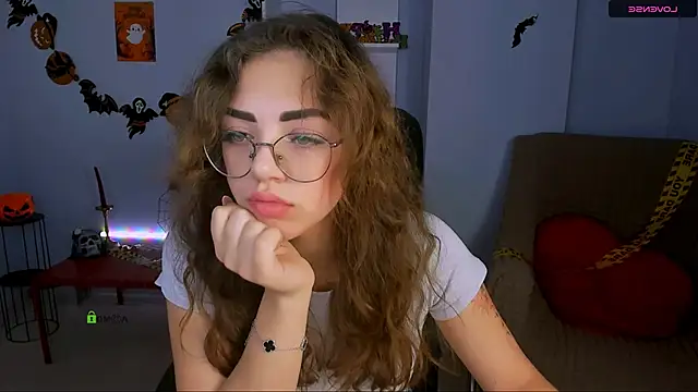 Snapshot of kiki_swan chatting on 10-28-25, 06:50 kiki swan online show from 10-28-25, 06:50