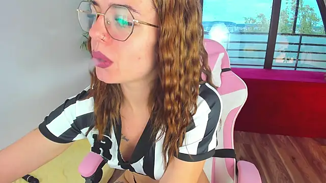 Snapshot of Perfect_Moans chatting on 09-19-25, 04:25 Perfect Moans online show from 09-19-25, 04:25