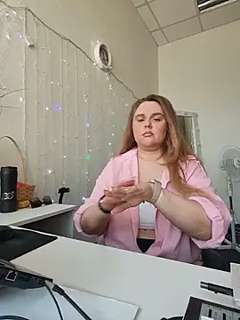 Snapshot of Juicy_PeachLux chatting on 05-17-26, 07:39 Juicy PeachLux online show from 05-17-26, 07:39