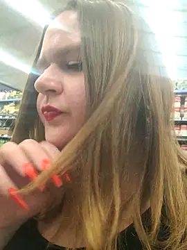 Snapshot of Bigmouthbitch chatting on 12-14-25, 03:45 Bigmouthbitch online show from 12-14-25, 03:45