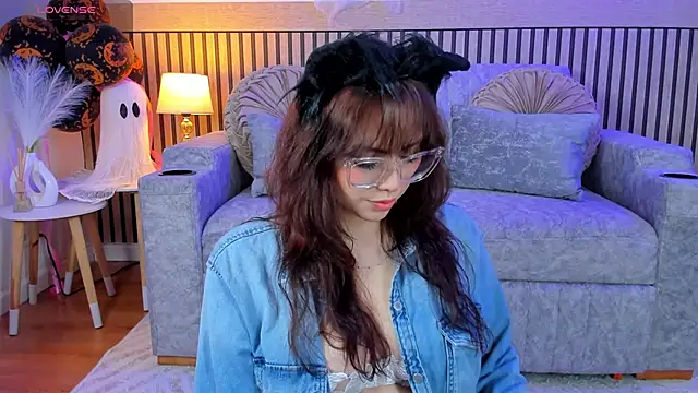 Snapshot of aleska_winter chatting on 10-19-25, 11:22 aleska winter online show from 10-19-25, 11:22