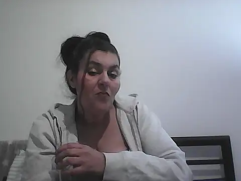 Curvy-Essex-Milf online show from 03-05-26, 11:34