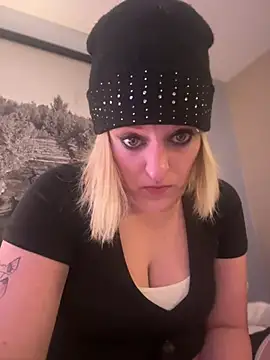 KITTYBOOBOOFUXX online show from 04-12-26, 05:12