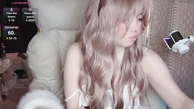 Cocobee online show from 11-26-25, 05:03