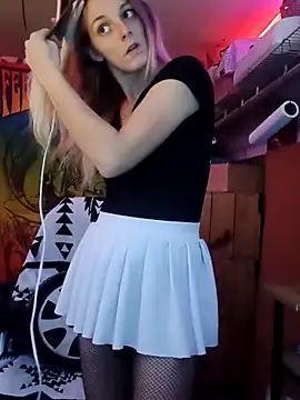 Snapshot of AlicePayne chatting on 12-16-25, 04:17 AlicePayne online show from 12-16-25, 04:17