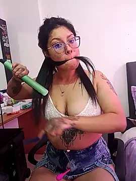 Snapshot of DaniPoison chatting on 10-19-25, 06:19 DaniPoison online show from 10-19-25, 06:19