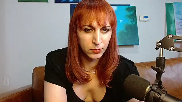 Snapshot of ChewyCandy chatting on 10-31-25, 01:39 ChewyCandy online show from 10-31-25, 01:39