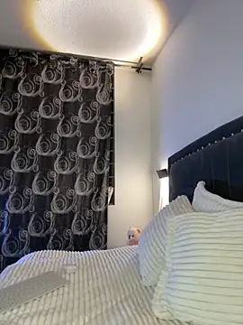 Lilith Thompson online show from 10-16-25, 04:24