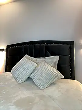 Lilith Thompson online show from 10-21-25, 02:34