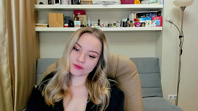 Snapshot of Kara_Smith_ chatting on 12-12-24, 11:03 Kara Smith  online show from 12-12-24, 11:03