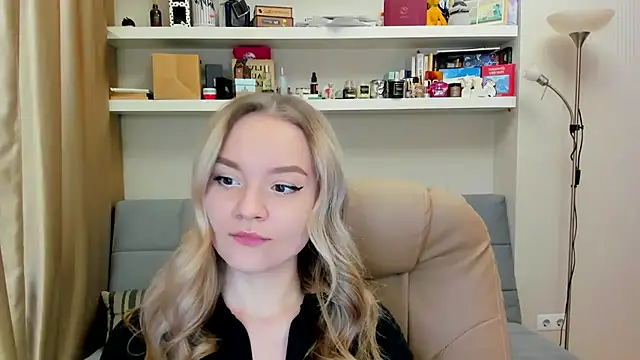 Snapshot of Kara_Smith_ chatting on 12-14-24, 11:23 Kara Smith  online show from 12-14-24, 11:23