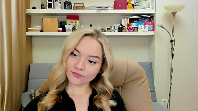 Snapshot of Kara_Smith_ chatting on 02-14-25, 09:32 Kara Smith  online show from 02-14-25, 09:32