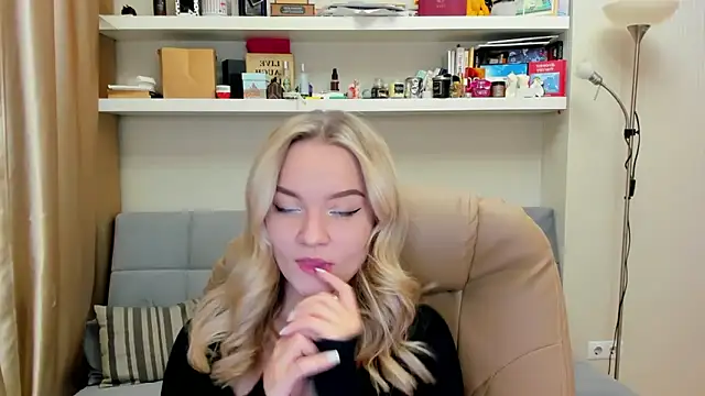 Snapshot of Kara_Smith_ chatting on 02-16-25, 09:27 Kara Smith  online show from 02-16-25, 09:27