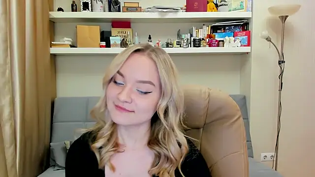 Snapshot of Kara_Smith_ chatting on 03-08-25, 12:44 Kara Smith  online show from 03-08-25, 12:44