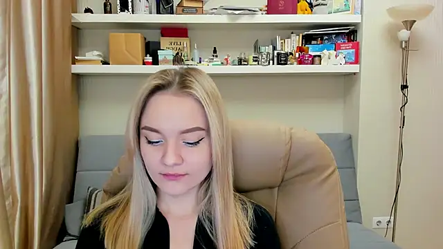 Snapshot of Kara_Smith_ chatting on 03-16-25, 12:12 Kara Smith  online show from 03-16-25, 12:12