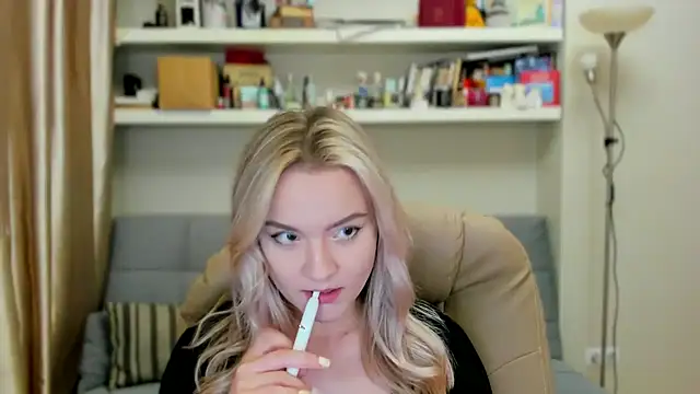 Snapshot of Kara_Smith_ chatting on 09-11-25, 11:27 Kara Smith  online show from 09-11-25, 11:27