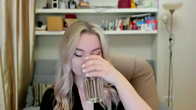 Snapshot of Kara_Smith_ chatting on 09-12-25, 10:10 Kara Smith  online show from 09-12-25, 10:10