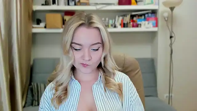 Snapshot of Kara_Smith_ chatting on 09-19-25, 10:54 Kara Smith  online show from 09-19-25, 10:54