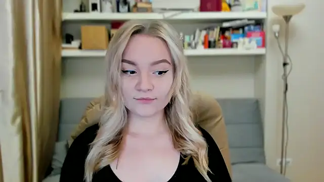 Snapshot of Kara_Smith_ chatting on 10-08-25, 11:13 Kara Smith  online show from 10-08-25, 11:13