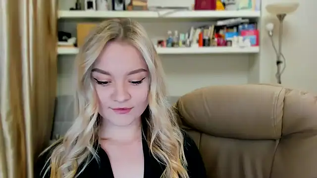 Snapshot of Kara_Smith_ chatting on 10-11-25, 09:24 Kara Smith  online show from 10-11-25, 09:24