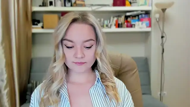 Snapshot of Kara_Smith_ chatting on 10-12-25, 10:42 Kara Smith  online show from 10-12-25, 10:42